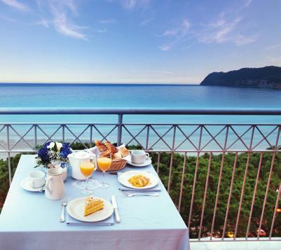 Prima colazione a buffet con prodotti dolci e salati, tra cui una selezione di croissant, salumi, bevande e molto altro ancora.