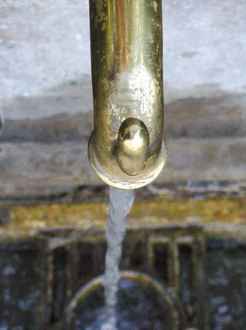 La qualità dell acqua potabile É opinione comune che la qualità dell acqua di rubinetto sia inferiore a quella dell acqua in bottiglia: la qualità dell acqua è invece confrontabile con quella delle