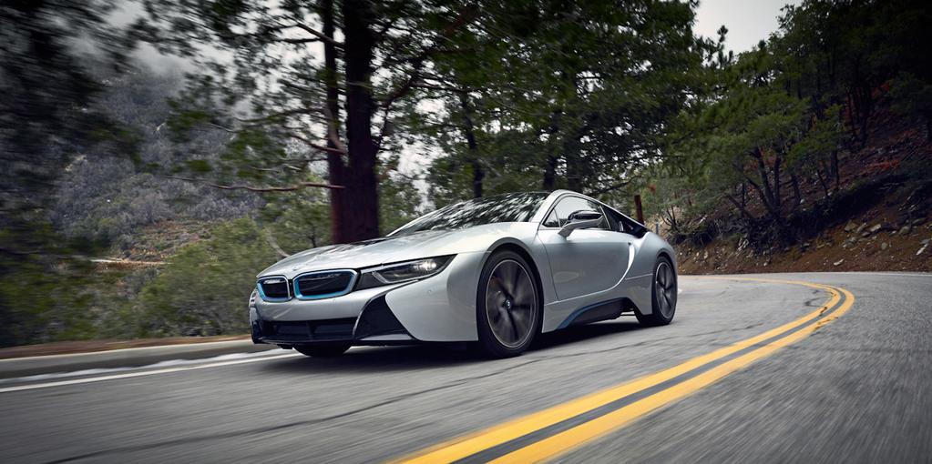 Una BMW i8 accelera a