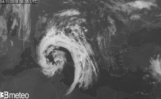 Le piogge hanno raggiunto anche il resto dell'isola e la Calabria, mentre altri fenomeni hanno interessato anche le regioni tirreniche centromeridionali, ma senza conseguenza. PROSSIME ORE.