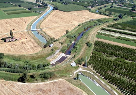 I contratti di Fiume L acqua è un elemento centrale della nostra esistenza.