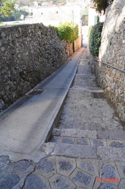 Il Percorso verso Villa Cimbrone: un tratto misto gradini / rampa visto dall