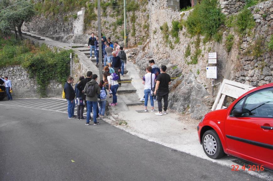 Via Grotta Petina : le misurazioni degli allievi nel tratto