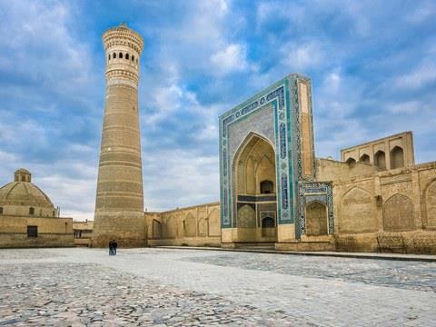 sorgente fatta scaturire da Giobbe; il massiccio Mausoleo di Ismail Samani, considerato una delle meraviglie di tutti i tempi e caratterizzato da una elaborata muratura in mattoni di terracotta.
