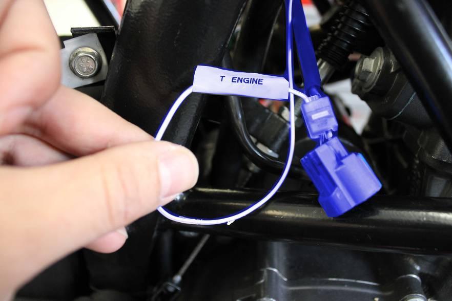 FITTING THE HARNESS ENGINE TEMPERATURE WIRE : INSTALLAZIONE DEL CABLAGGIO FILO TEMPERATURA MOTORE: 1 1- Pull out the OEM engine temperature sensor connector (see picture 1) 2- Join the yellow wire of