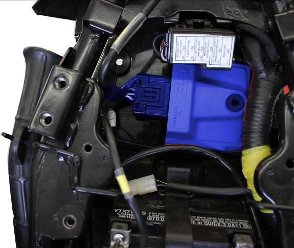 batteria della moto 3 4 5 3- Engage the black connector to GET ECU and press it over the