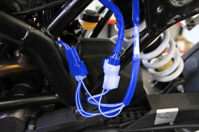 sensore cavalletto originali 3 4 3- Engage the OEM side stand connectors to the GET harness 4- Fix the