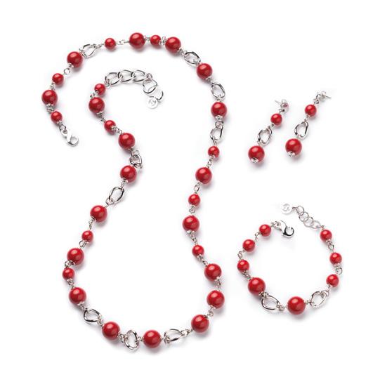 126 SOVRANI - CRISTAL MAGIQUE HÉLOÏSE Parure in ottone rodiato, con perla di maiorca rossa. PERLA DI MAIORCA ROSSA FEMMINILITÀ, LEALTÀ È il simbolo essenziale della femminilità creatrice.