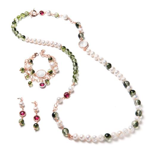 36 SOVRANI - CRISTAL MAGIQUE BÉATRICE Parure in ottone placcato oro rosè 24kt, con perla di fiume, quarzo verde, cristallo madreperla e cristallo fucsia.