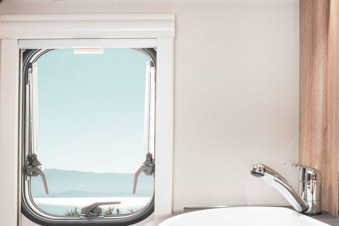 La finestra del bagno è apribile e dotata di rullo oscurante e zanzariera, come si osserva qui nella ERIBA Feeling 425.