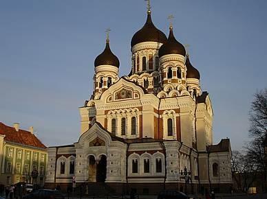 00 immediata visita guidata di Tallinn, caratterizzata dalla Città Vecchia con la sua Piazza del Comune, numerose chiese e il Castello di Toompea.