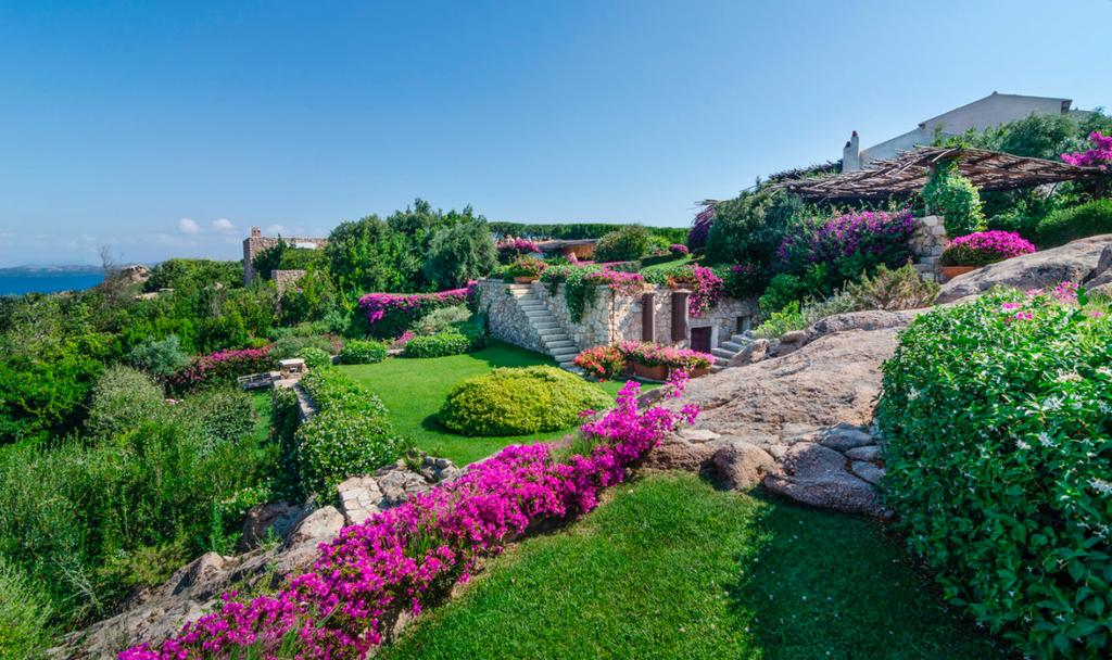 Villa Miata Liscia di Vacca IT: Prestigiosa villa indipendente, in posizione dominante sulle colline di Miata, fronte mare e con vista sull Arcipelago della Maddalena, si protende con le ampie