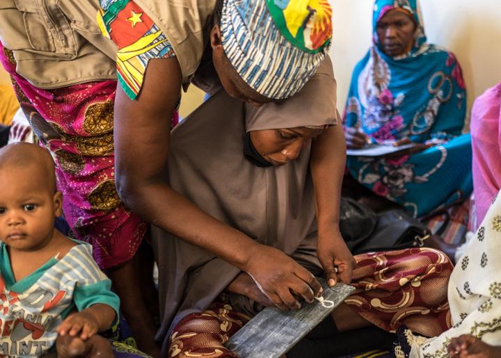 MARZO Un corso di alfabetizzazione rivolto alle donne rifugiate nel nord del Camerun.