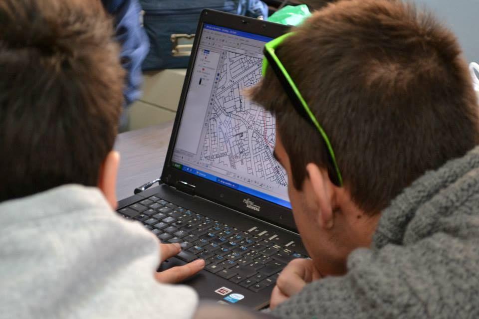 IL LABORATORIO DI GIS Laboratorio tecnico informatico per imparare ad utilizzare alcuni programmi di topografia,