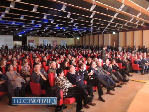 persone sabato sera per il Premio Manzoni alla Carriera LECCO Le poltroncine rosse tutte occupate, tante persone in piedi,