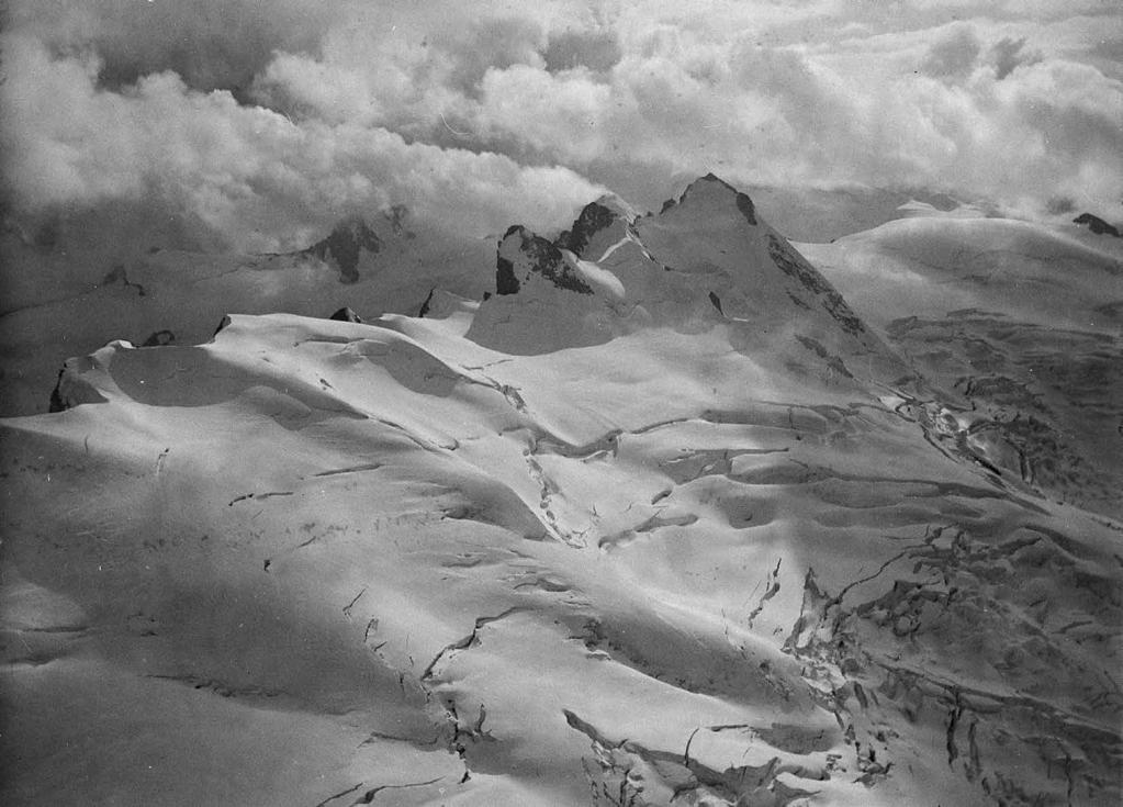 Vista sul vadret da Sella in primo piano e sullo sfondo il ghiacciaio dello Scerscen inferiore. Ripresa effettuata dai fianchi NO del Roseg (agosto 1940).