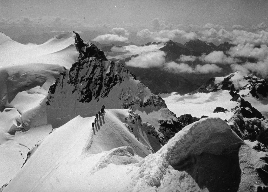 Pizzo d Argento e Cresta Güzza dalla vetta del pizzo Bernina (agosto 1938).