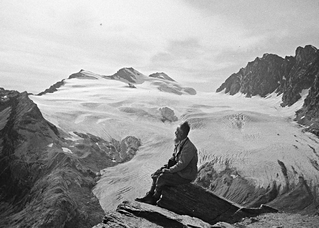 Il ghiacciaio di Scerscen Inferiore dal belvedere del rifugio Marinelli. Nella foto Alfredo Corti (agosto 1938).