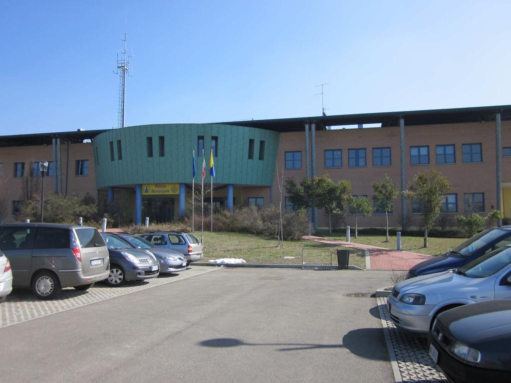 Centro Operativo Comunale Indirizzo: Tel: Fax: e-mail: Sede della Polizia Municipale - Via G. Galilei, 165 - Modena 059/203.3745 059/203.3740 cocmodena@comune.modena.it SPAZI E ARREDI Sala riunioni n.