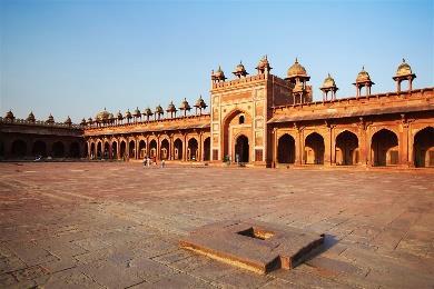 Nel percorso visita di Fatehpur Sikri la città rossa deserta.