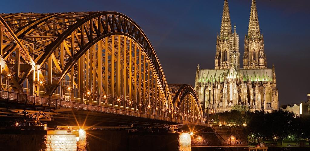 - CORSI DI LINGUA - COLONIA, GERMANIA - CORSI DI LINGUA - COLONIA, GERMANIA Sistemata su entrambe le sponde del Reno, con la celebre cattedrale