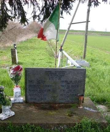 In Memoria dei Martiri uccisi nell'eccidio di Cadelbosco Sotto La lapide in pietra presenta l'epigrafe e i dieci nominativi in rilievo.