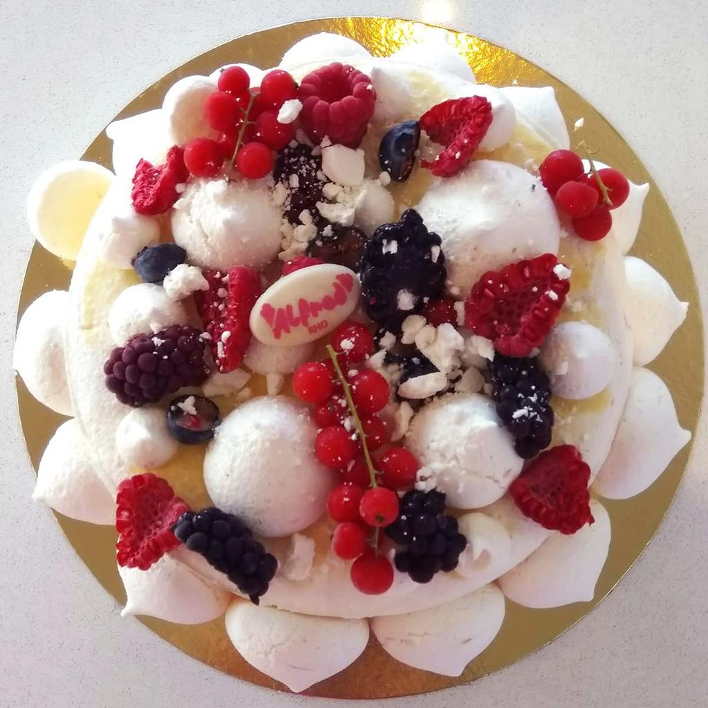 MERINGATA MERINGA FRANCESE CREMA CHANTILLY DECORAZIONE CON PANNA MONTATA, FRUTTA FRESCA