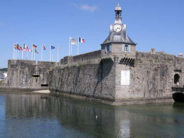 Pranziamo in riva al lago e riprendiamo il viaggio, per Concarneau per visitare la Ville close.