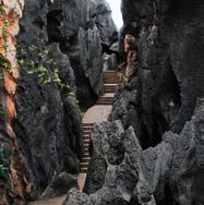 Nella zona a sud-ovest della Cina, a Shilin non sono alberi quelli che si protendono dal terreno come stalagmiti in una grotta, ma imponenti rocce filiformi che creano