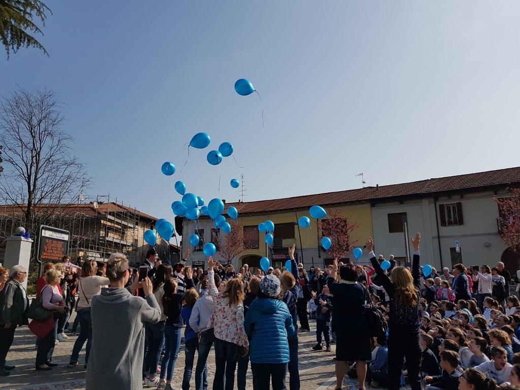 Addio palloncini! Giornata mondiale dell'autismo 2017/2018: 40 palloncini blu volati in cielo. 2018/2019: tutti i bambini sventolano... cappellini blu!