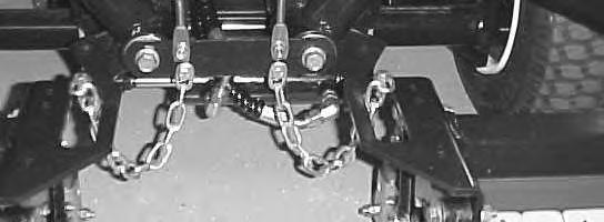 Alzate gli apparati di taglio e spostateli a sinistra (solo modello 0306). I flessibili dell apparato di taglio posteriore non devono venire a contatto con la staffa del cavo di trazione.