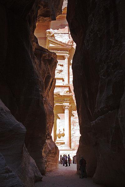Ciò che si vede al termine del canyon è spettacolare: il "Tesoro" scavato nella roccia arenaria multicolore.