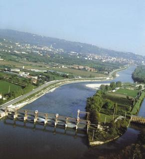 Tombetta a Basso Acquar con un tragitto più breve dell Adige e meno scabroso; quindi perde meno quota e guadagna circa