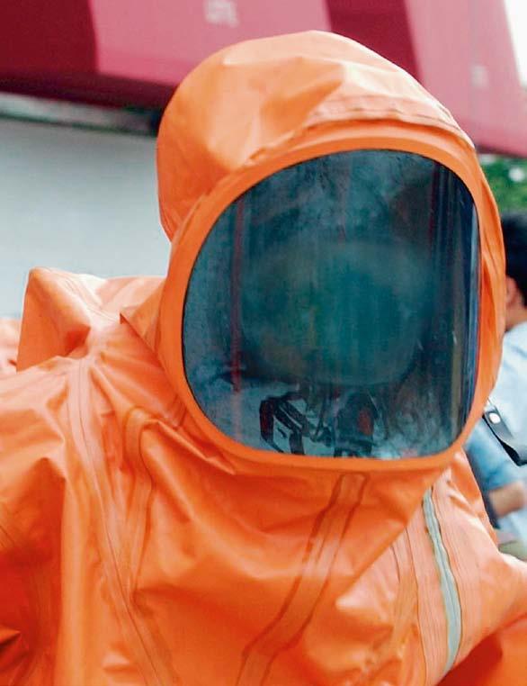 I clienti che sono entrati in contatto con il Sarin liquido della chiazza lo diffondono quando lasciano il locale oppure quando vengono trasportati all esterno nel corso delle operazioni di