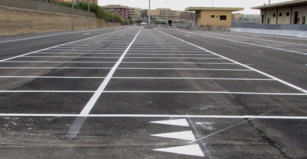 Qualora il comune assuma l'esercizio diretto del parcheggio con custodia o lo dia in concessione ovvero disponga l'installazione dei dispositivi di controllo di durata della sosta su parte della