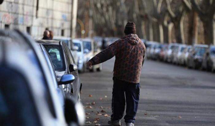 Salvo che il fatto costituisca reato, l esercizio abusivo, anche avvalendosi di altre persone,