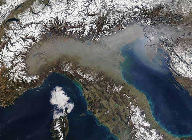 IL QUADRO DELLA SITUAZIONE PARTICOLATO MODIS immagine dell'italia del Nord, 17 marzo 2005 Un velo grigio di opacità copre la valle padana dell'italia del Nord e si allunga sopra il mare adriatico in