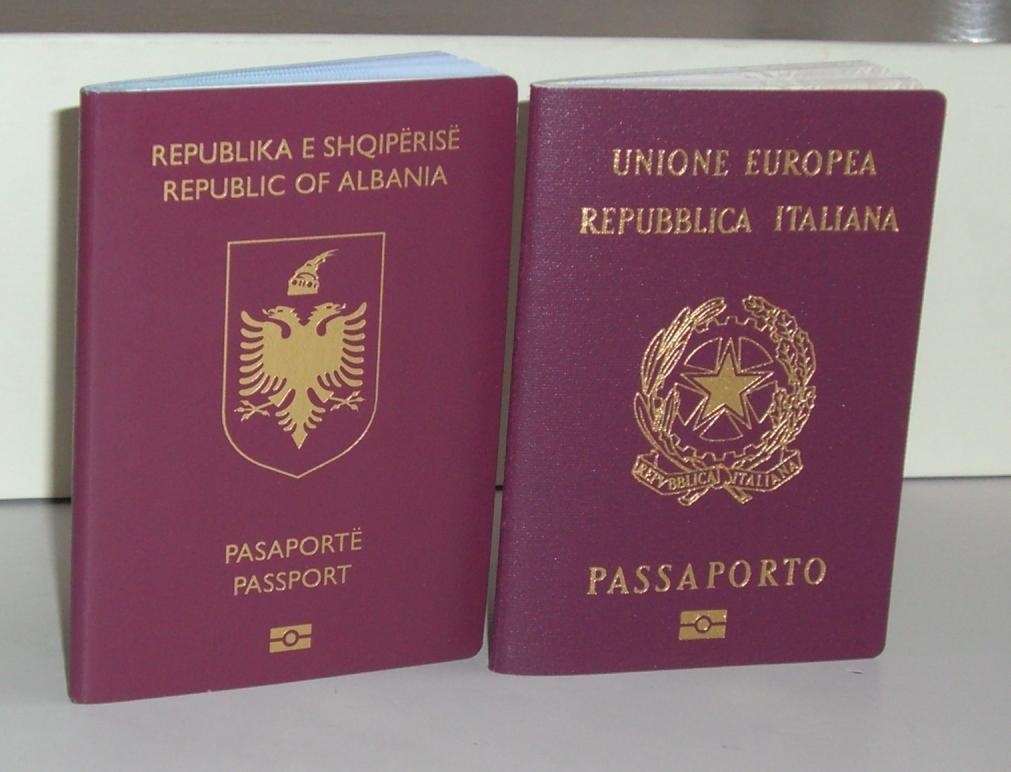 Soggiorno regolare -->i documenti richiesti Per entrare in Italia è necessario il passaporto o un altro documento di viaggio e il visto di ingresso che va richiesto all'ambasciata o ai consolati