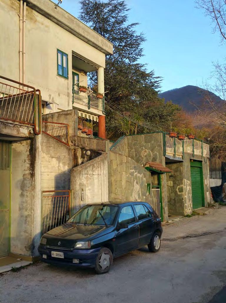 FINESTRA E BALCONE AL PIANO PRIMO PARTE DELL IMMOBILE ADIBITA AD ABITAZIONE POSTA SU TRE LIVELLI CON INGRESSO UBICATO AL PIANO PRIMO INGRESSO UBICATO AL PIANO PRIMO SCALA A SEMISPIRALE PER L ACCESSO