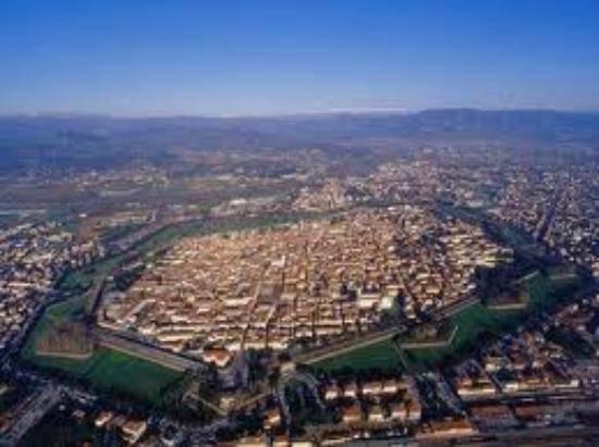 Lucca è stata la sola fra le città-stato della Toscana ad aver conservato la propria indipendenza fino al 1847 è ancora oggi quasi completamente circondata dalle mura cinquecentesche, Tra gli edifici