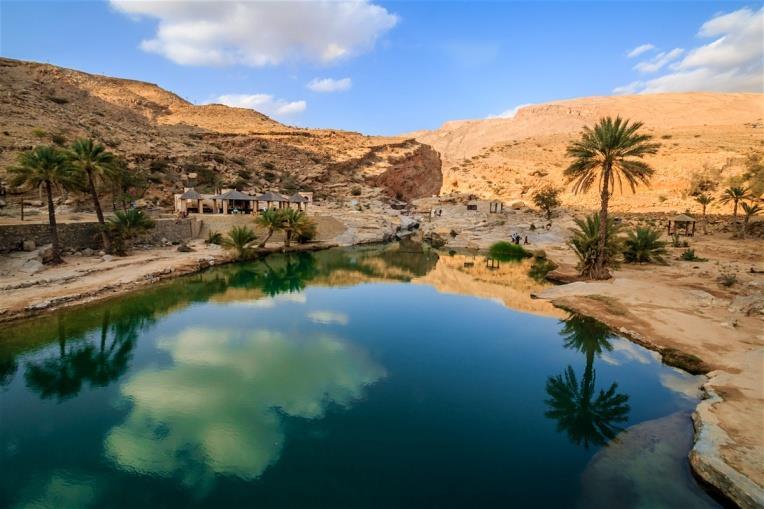 La terra da Mille e una Notte Un viaggio in Oman è sinonimo di deserti, canyon e oasi, di villaggi, fortezze e castelli.