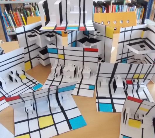 Mondrian nella terza dimensione Titolo Autori Paola Maria Ciarcià e Irene Ferrarese Sede di lavoro Artebambini, Bologna (Italia) Età 6 11 anni Parole chiave Architettura; arte; interdisciplinarità;