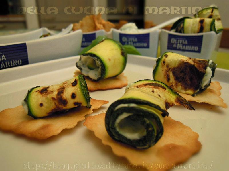 Antipasto Sfoglie croccanti e rotolini di zucchine Per 4 persone 20 sfoglie croccanti al forno di Olivia & Marino 4 zucchine 100 g di ricotta di mucca Procedimento 4 cucchiai di parmigiano