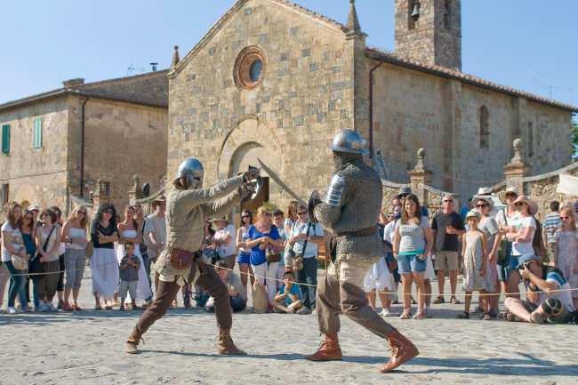 Al via ''Monteriggioni di torri si corona'', castello in festa tra cultura e s... http://www.sienafree.it/monteriggioni/82186-al-via-monteriggioni-di-to... 1 di 4 08/07/2016 9.