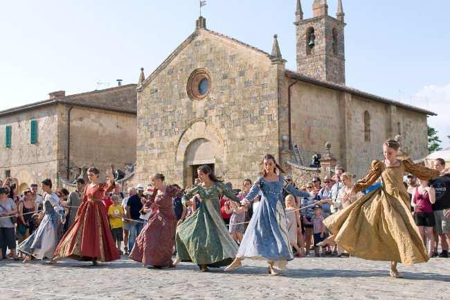 Al via ''Monteriggioni di torri si corona'', castello in festa tra cultura e s... http://www.sienafree.it/monteriggioni/82186-al-via-monteriggioni-di-to.
