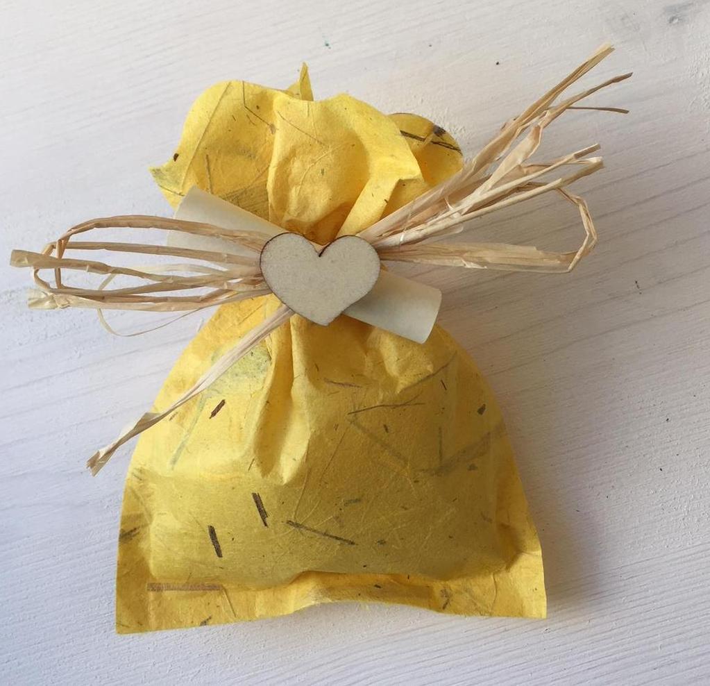 Art.63 contiene 5 confetti colorati di cioccolata il sacchettino giallo di carta di banana.
