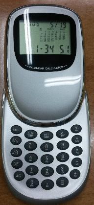 CODICE COT/CE14 Calcolatrice colore argento, richiudibile, con pulsanti sui lati per l apertura automatica.