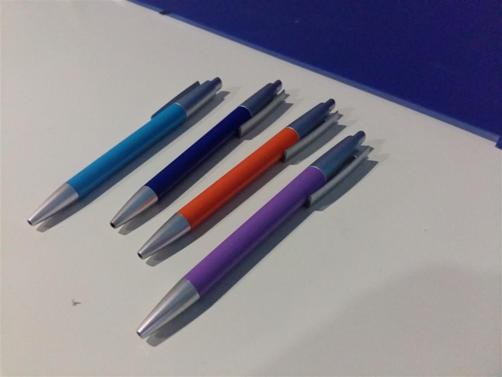 CODICE SR/A10015 Penna in plastica con fusto colorato e clip grigia.