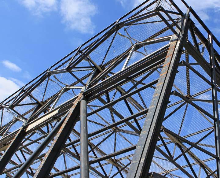 Le strutture sono realizzate con plinti e travi di fondazione e possono essere in acciaio o strutture miste che formano il telaio e lo scheletro dell'opera finita