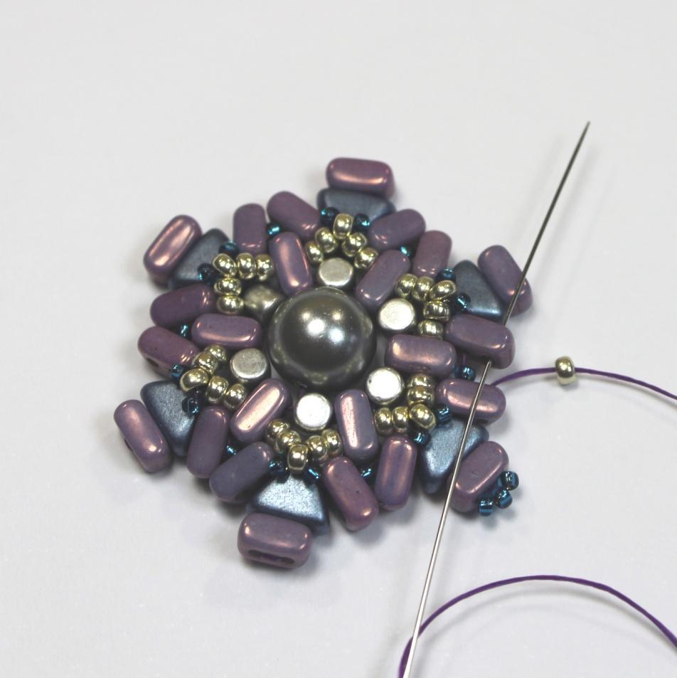 -Pick up 1 seed bead 11-0 and